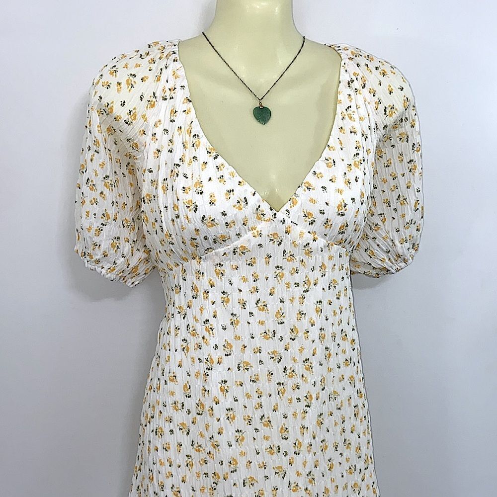 Lulu’s Dress White and Yellow Ditsy Flower Smocked Crepe NWOT Tags Sz Med - Picture 3 of 9